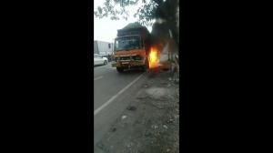 Gagal Nyalip, Motor Terbakar di Kolong Truk