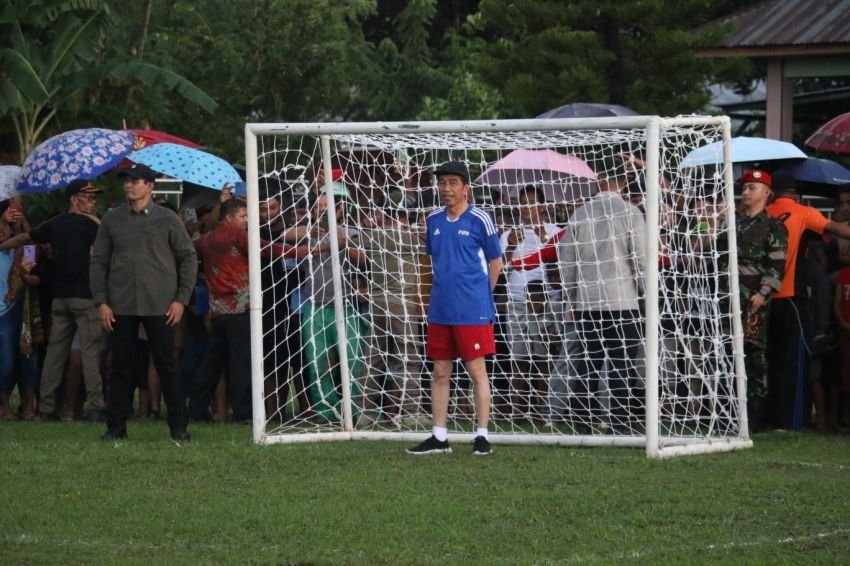 Jokowi Tampil Sebagai Man of The Match dalam Laga Persaudaraan di Lapangan Batu Cermin