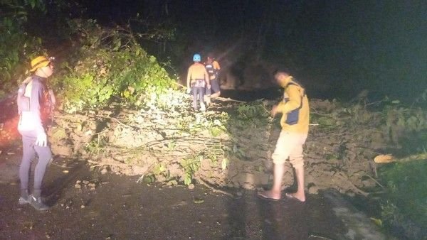 Tertimbun Longsor, Jalur Pantai Barat Madina Belum Bisa Dilewati