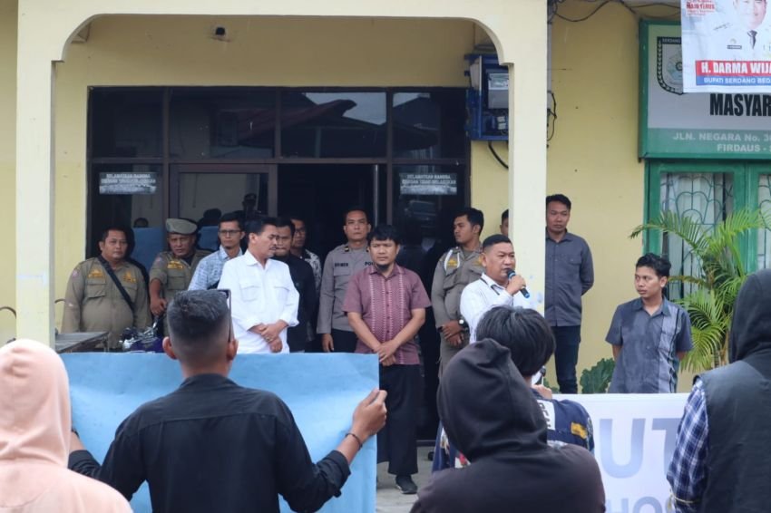 Diduga Selewengkan Dana Desa Tahun 2020, Massa Minta Kades Suka Jadi Perbaungan Diperiksa