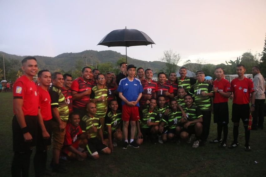 Begini Komentar Warga Usai Bermain Sepak Bola Bersama Jokowi