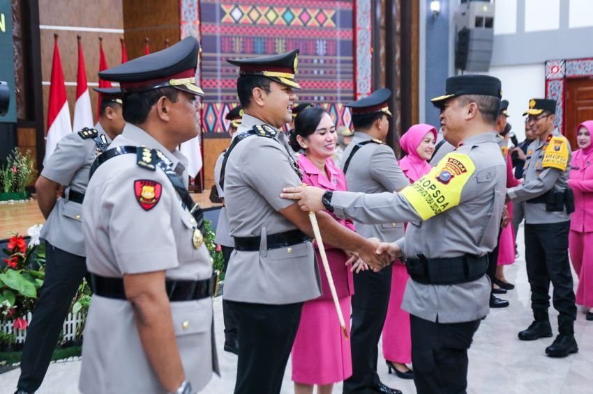 Kapolda Sumut Lantik Pejabat Utama dan 6 Kapolres