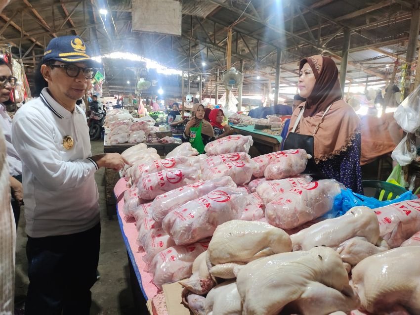 Pj Gubernur NTT Tinjau Kestabilan Harga Sembako di Pasar Oebobo dan Pasar Inpres Naikoten 1