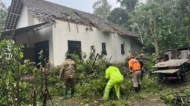 Angin Kencang Landa Blitar, Rumah-Mobil Rusak