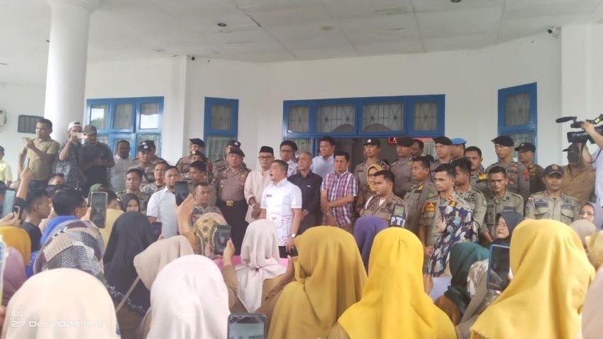 Tanggapi Kisruh P3K, Besok DPRD Madina Gelar RDP, Ratusan Peserta P3K Menuntut Keadilan Ke Gedung Dewan