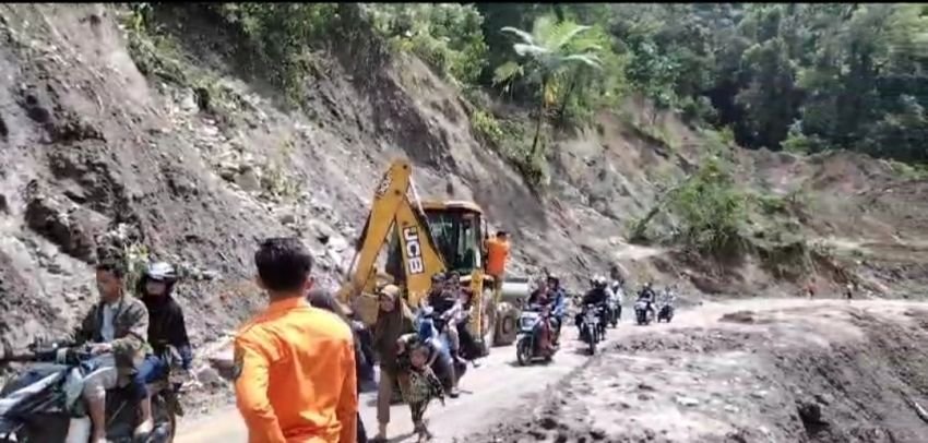 Enam Hari Lumpuh, Jalur Panyabungan - Pantai Barat Madina Akhirnya Kembali Normal
