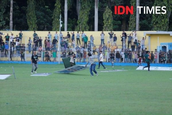 Kecewa PSMS Ditahan Imbang PSPS, Suporter Rusuh hingga Rusak Fasilitas Stadion Baharoeddin Siregar, Ada Yang Dibakar!