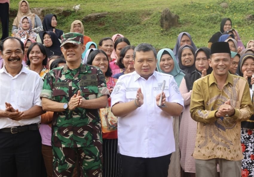Bupati Tapsel Tinjau Giat Penyortiran Dan Pelipatan Kertas Surat Suara