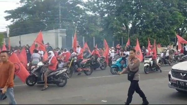 Massa Berbendera PDIP Geber Motor Saat Acara PSI di Pati
