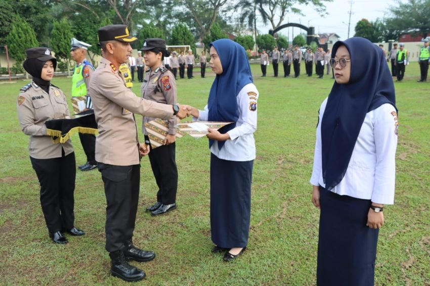 Kapolres Sergai AKBP Oxy Yudha Pratesta Berikan Penghargaan Kepada Personel Berprestasi&nbsp;