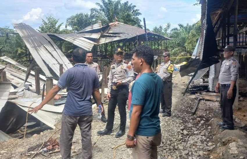 Kebakaran di Desa Durian Kondot, Respon Cepat Kapolsek Kotarih Lakukan Olah TKP