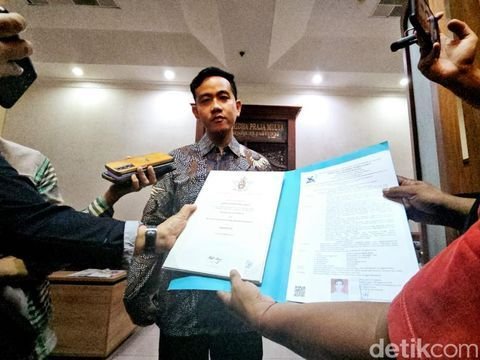 Foto Ijazah Viral di Medsos, Gibran Jawab Tudingan Soal Ijazah Palsu: Ojo Direkam..