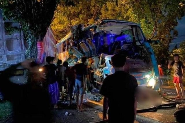 5 Orang Tewas usai Bus Pariwisata Tabrakan dengan Truk Tronton di Gresik