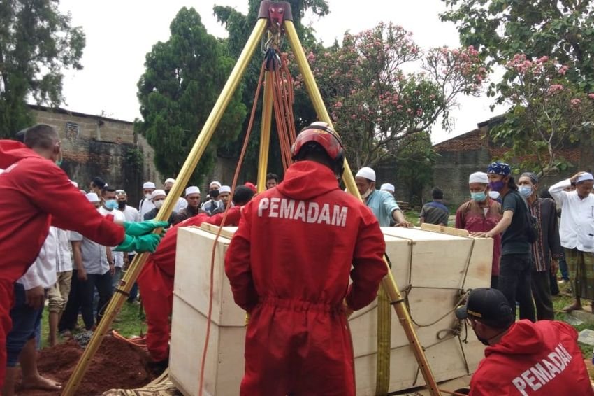 Warga Jaktim Panggil Damkar untuk Bantu Makamkan Jenazah dengan Berat 182 Kg