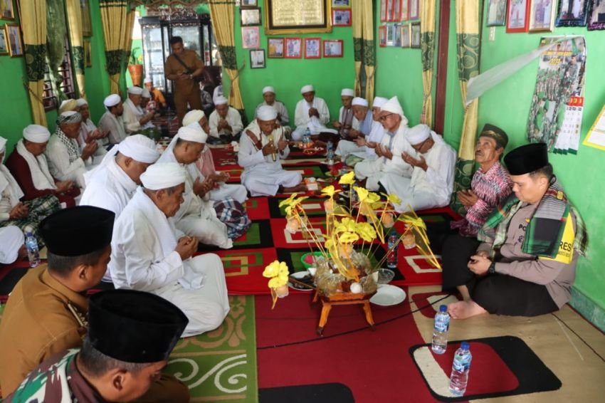 Jalin Silaturahmi, Kapolres Labuhanbatu Sambangi Tuan Guru dan Khalifah Marbau