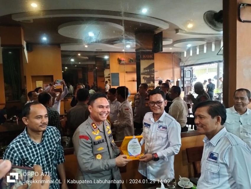 Ngopi Bareng, Kapolres Labuhanbatu-Pengurus SMSI Labuhanbatu Raya Jalin Sinergitas dan Kemitraan