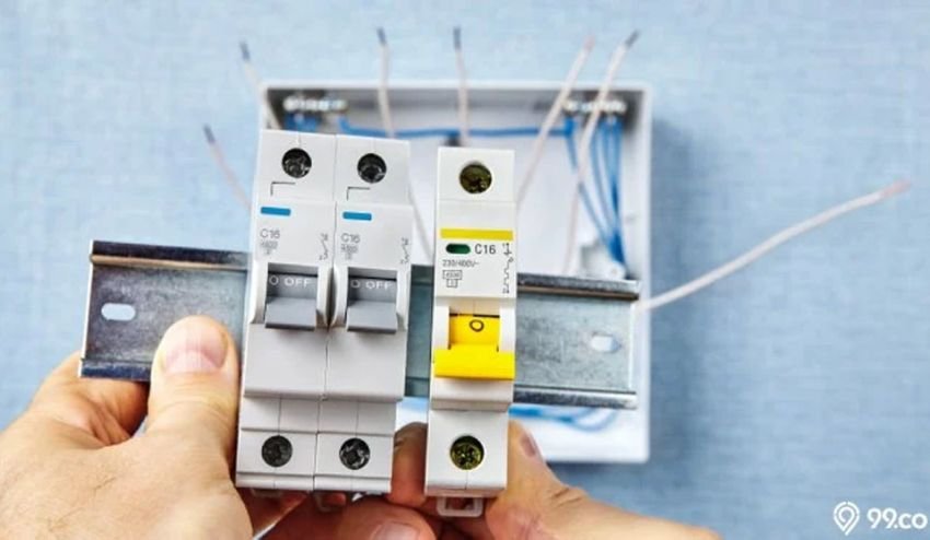 Petugas PLN Pancurbatu Terkesan Abai Keselamatan, Pemasanagn MCB Meteran Diduga Asal Jadi