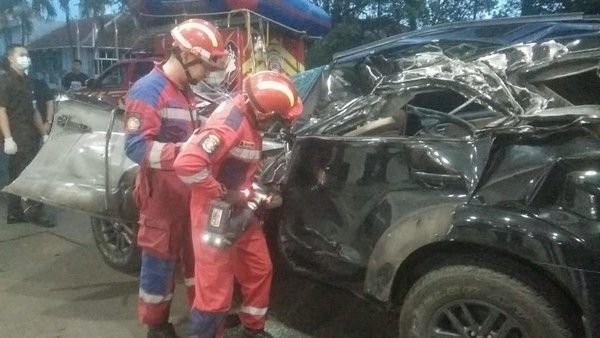 Fortuner Tabrak Truk di Tol Jagorawi, 2 Orang Tewas