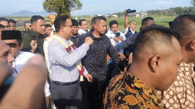 Tiba di Tapteng Sumut, Anies Disambut Edy Rahmayadi