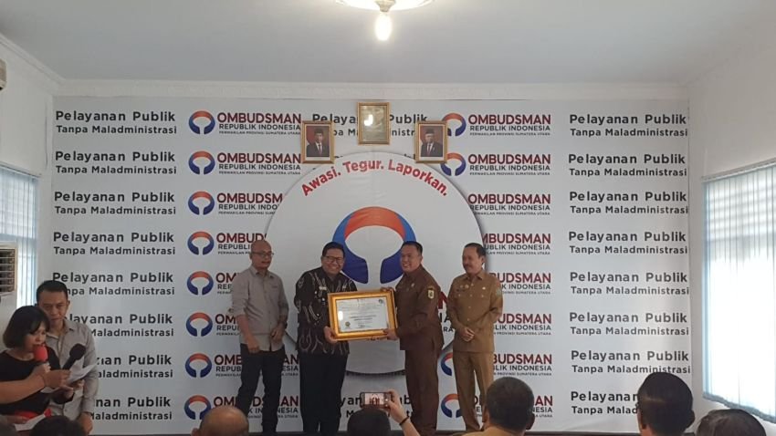 Terima Penghargaan Dari Ombudsman RI, Bupati Pakpak Bharat: Upaya Perbaikan Mutu Dan Kualitas Pelayanan Harus Terus Ditingkatkan