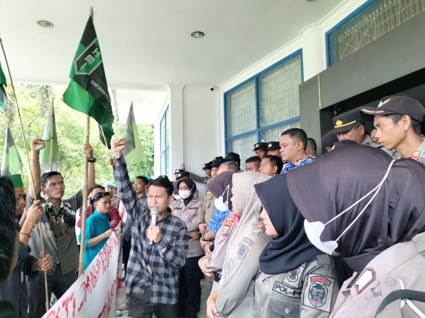 Perjuangkan Nasib PPPK Guru, Massa HMI Datangi Kantor Bupati Madina