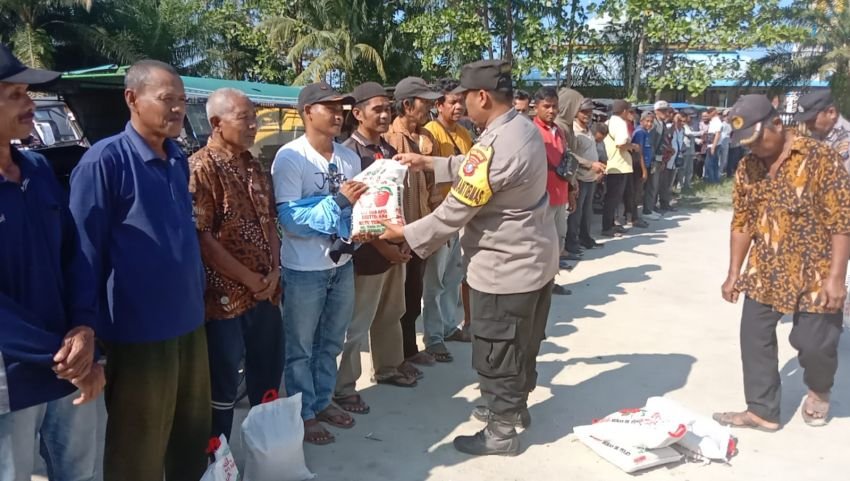 Polsek Tanjung Beringin Salurkan Bansos ke Masyarakat