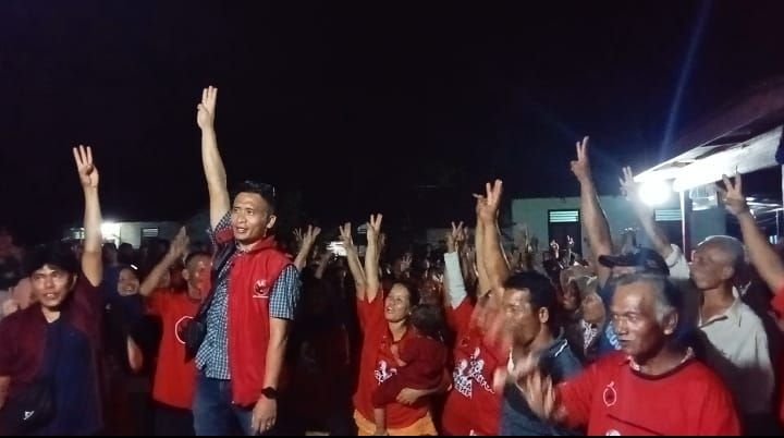 Peduli Petani, Relawan Dennis Simalango Bagikan 1 Ton Pupuk Organik di Tapteng