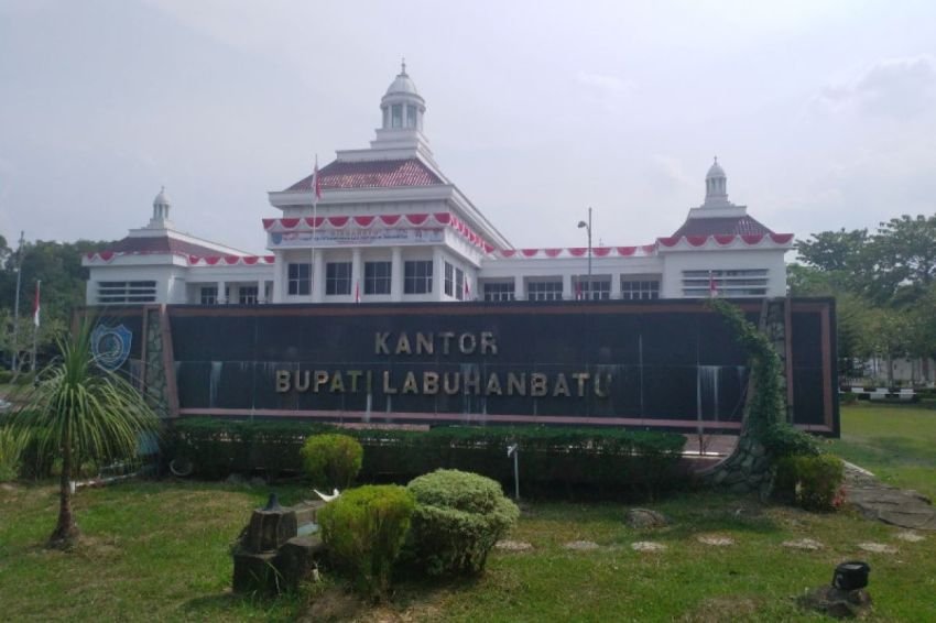 KPK Geledah Rumah Bupati Erik Atrada Pasca Kabar OTT Plt Kadis Kesehatan Labuhanbatu, Pengamanan Diperketat
