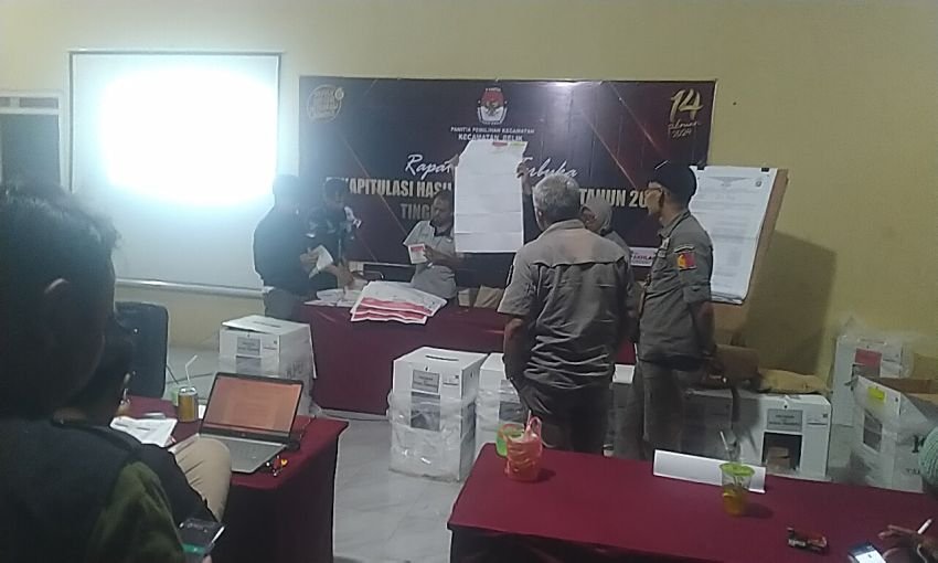 TPS 4 Desa Kalisaleh Dihitung Ulang oleh KPPS Kecamatan Belik