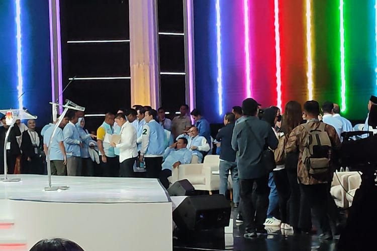 Momen Prabowo Kelelahan Usai Debat Kelima Pilpres 2024, Langsung di Kelilingi Elite Pendukung
