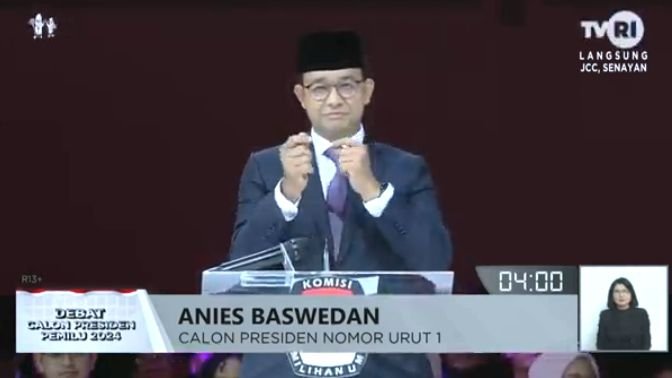Arti Bahasa Isyarat Anies saat Awali Debat Capres Terakhir