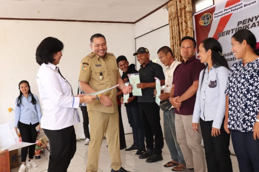 Bupati Pakpak Bharat Serahkan Puluhan Sertifikat Tanah Di Kecamatan Sttu Julu Melalui Program PTSL