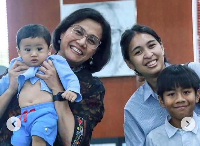 Sri Mulyani Bagikan Momen Bahagia Bersama Cucu di Ruang Kerjanya