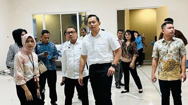 AHY Unggah saat Blusukan Bagi-bagi Sertifikat Tanah, Ini Komentar Gibran