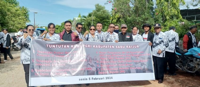 Ribuan Massa Aksi Demonstrasi, BEMNUS dan PGRI Ancam Segel Kantor Bupati Sabu Raijua, Ini Persoalannya