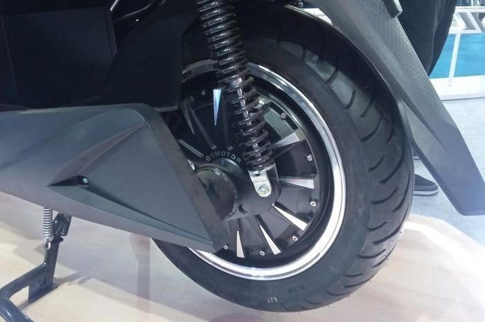 Jangan Asal Tambal! Begini Cara Mengatasi Ban Motor Listrik Bocor