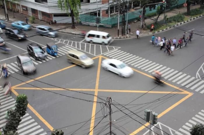 Pengendara Wajib Tahu! Ini Fungsi Yellow Box Junction Kotak Berwarna Kuning di Perempatan Jalan