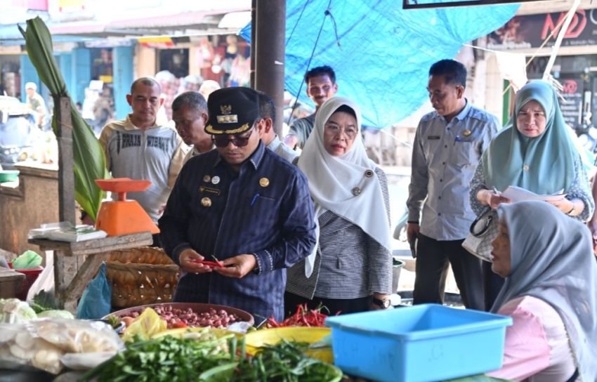 Pj Wali Kota Padangsidimpuan Pantau Harga Kebutuhan Pokok di Pusat Pasar
