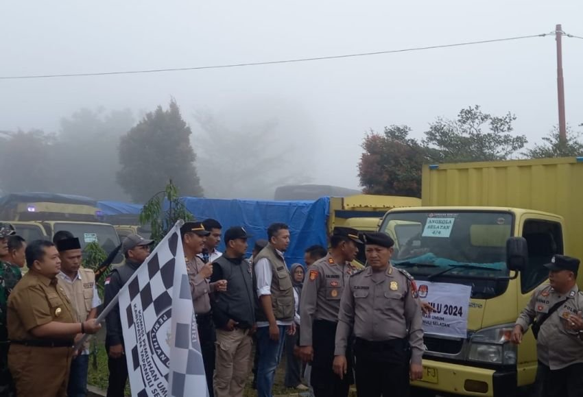 Personil Polres Tapsel Jaga dan Kawal Pemberangkatan Surat Suara