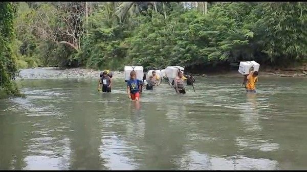 Cerita 2 Polisi yang Harus Rela Jalan Kaki Lewati Gunung-9 Sungai Demi Kawal Logistik