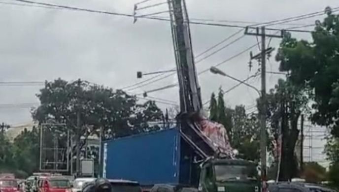 Viral Truk Kontainer Tabrak Papan Reklame di Simpang Universitas Negeri Medan, Ini Kata Polisi