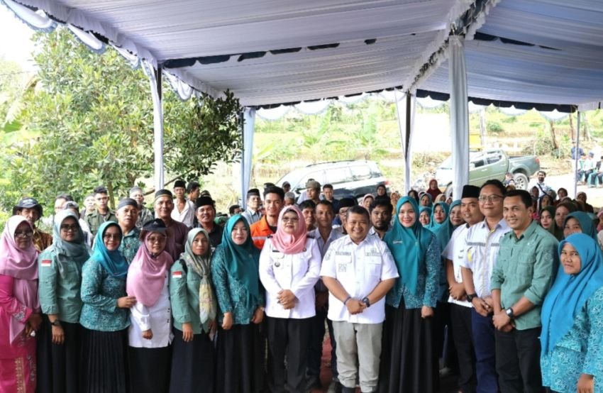 Bupati dan Ketua TP PKK Tapsel Panen Bawang Merah Bersama Koptan di Desa Simaninggir