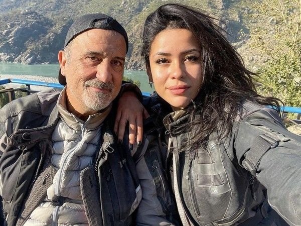 Cerita Influencer Wanita Asal Spanyol yang Diperkosa 7 Pria di India saat Keliling Dunia Naik Motor