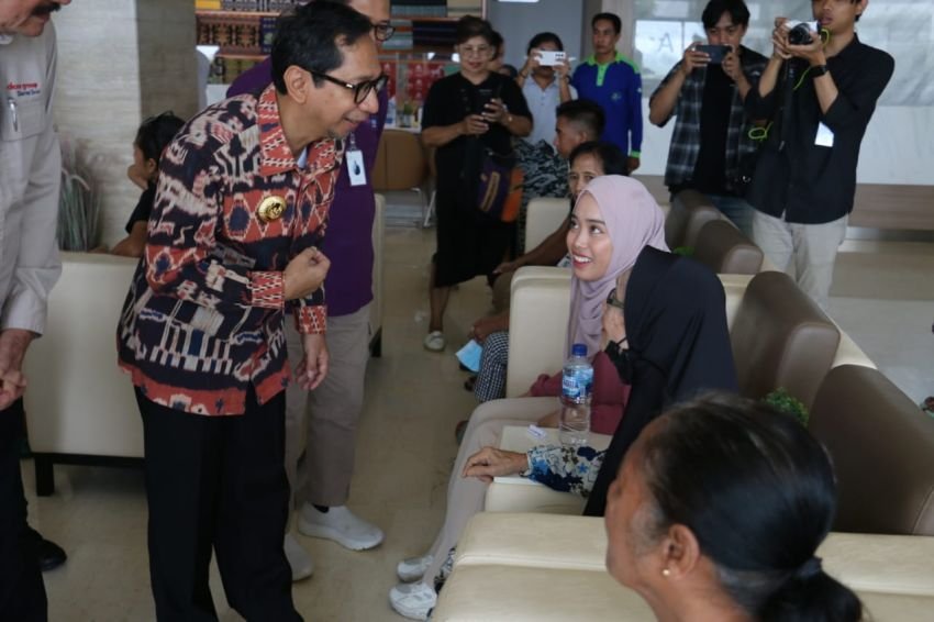 Pj. Gubernur Buka Bakti Sosial Operasi Katarak dan Penghijauan di Lingkungan RSUP dr Ben Mboi