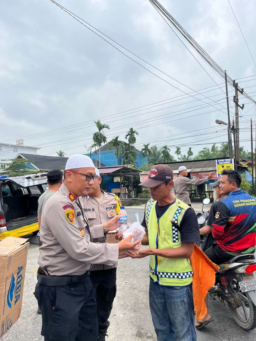 Jalin Silaturahmi, Polres Binjai Bagikan Takjil Gratis ke Masyarakat