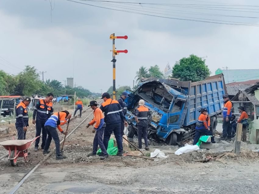 Kesaksian Warga Soal Insiden Truk Dihantam Kereta Api di Perlintasan Pasar Bengkel 