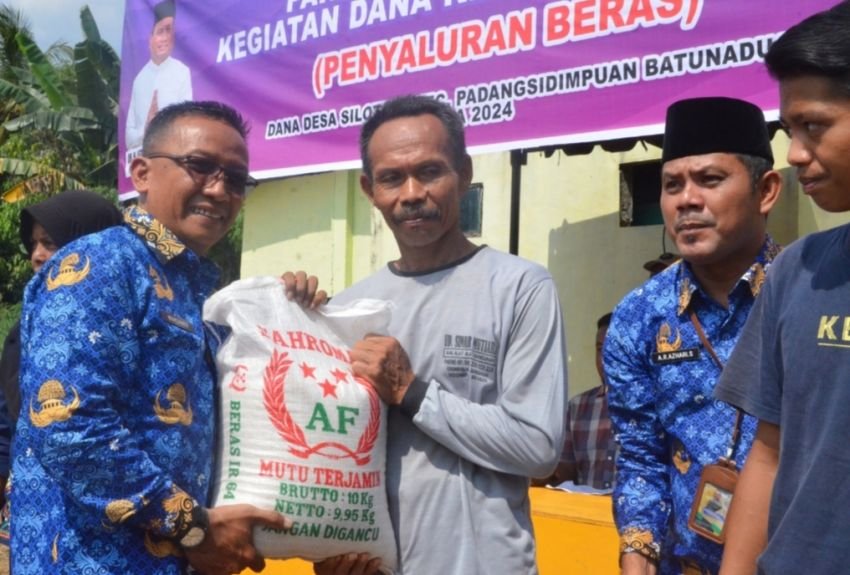 Pemko Padangsidimpuan Bagikan Bantuan Beras di Desa Siloting