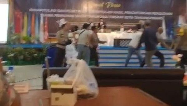 Pleno KPU Tanjungpinang Ricuh Gegara Saksi Tak Terima Jawaban Pimpinan Sidang