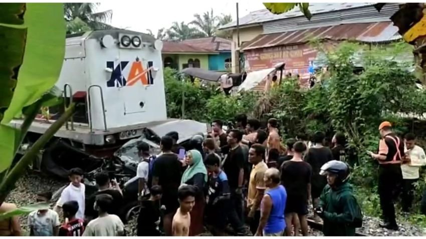 Ini Kronologi Kereta Api Tabrak Agya di Perlintasan Tanpa Palang Pintu - Kota Tebing Tinggi