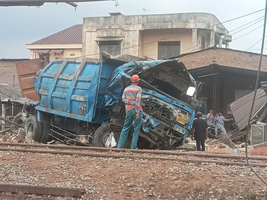 Truk Ditabrak KA di Perbaungan Ternyata Angkut Pupuk Diduga Milik PTPN